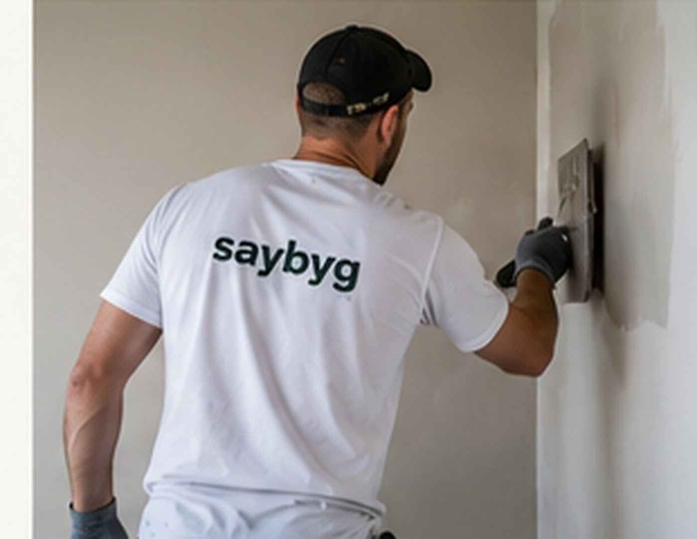 SayByg håndværker udfører finisharbejde